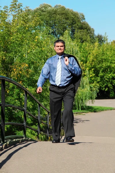 Homem de negócios caminha ao ar livre no verão — Fotografia de Stock