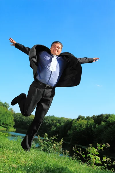 Voando homem de negócios ao ar livre no verão corpo inteiro — Fotografia de Stock
