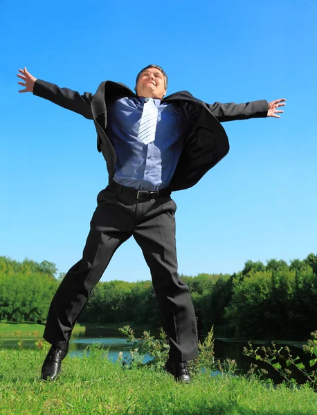 Hombre de negocios volador al aire libre en verano cuerpo completo — Foto de Stock