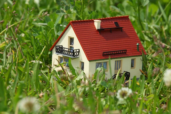 Модель дома в траве — стоковое фото