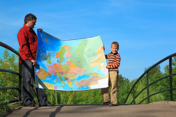Człowiek z chłopcem, które trzymają w rękach rozszerzona mapa odkryty — Zdjęcie stockowe