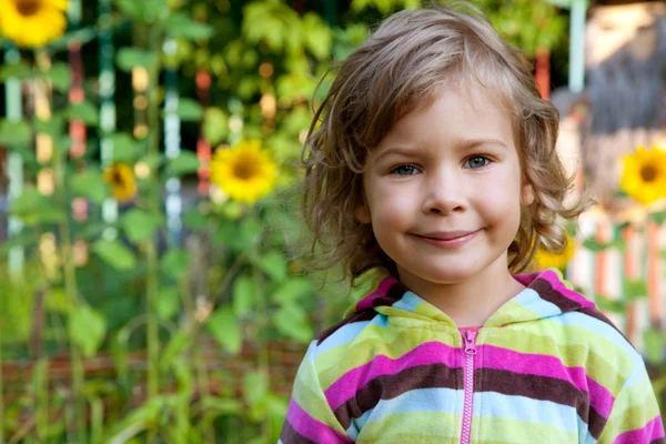 Närbild porträtt av ung flicka utomhus med solrosor — Stockfoto