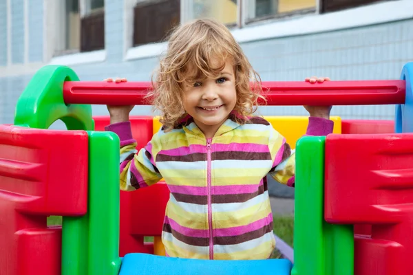 Маленька усміхнена дитина грає на відкритому повітрі — стокове фото