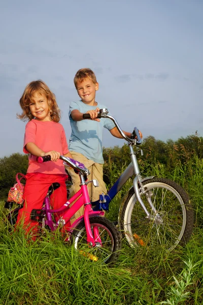 Jonge fietsers glimlachend rusten buitenshuis — Stockfoto