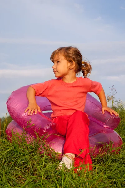 Menina olhando para o céu na poltrona inflável — Fotografia de Stock