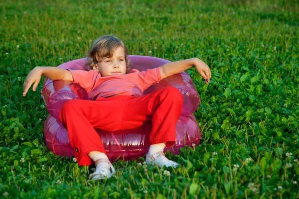 Menina olhando para o lado na poltrona inflável — Fotografia de Stock