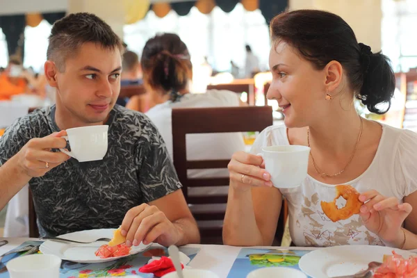 Jonge paar in café — Stockfoto