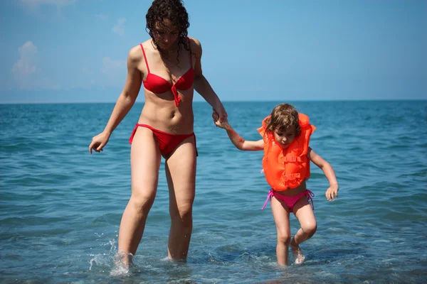 Мать с дочерью в море — стоковое фото