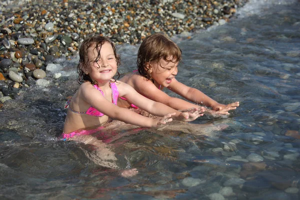 Duas meninas sentam-se no mar — Fotografia de Stock