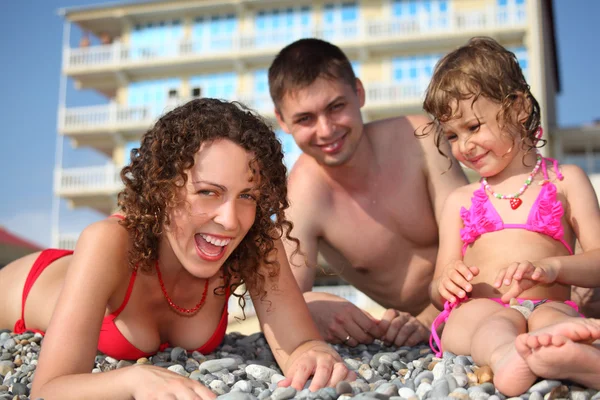 Rodziny na żwir w strój kąpielowy — Zdjęcie stockowe