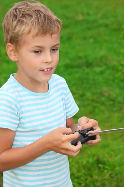 Мальчик с панелью для радиоуправления в руках — стоковое фото