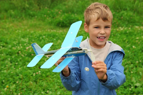 Αγόρι με αεροπλάνο παιχνίδι στα χέρια εξωτερική — Φωτογραφία Αρχείου