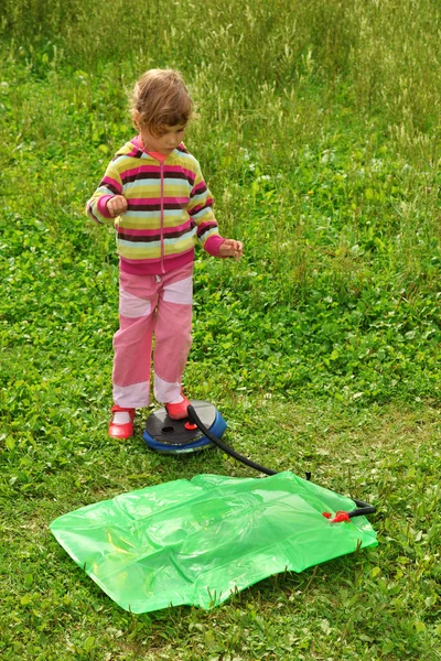 小さな女の子ポンプ エアーチェア屋外 — ストック写真