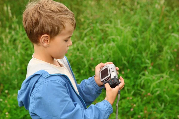 Мальчик с фотокамерой на улице — стоковое фото