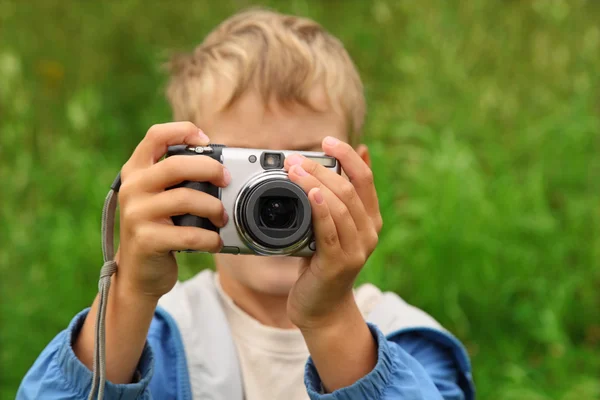 Boy photographs outdoor — Stock Photo, Image