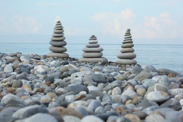 Τρεις στοίβες πέτρα στην παραλία με βότσαλα — Φωτογραφία Αρχείου