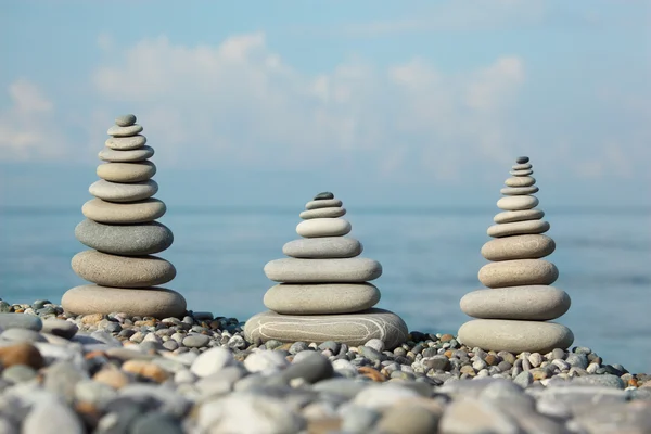 Tres pilas de piedra en la playa de guijarros — Foto de Stock