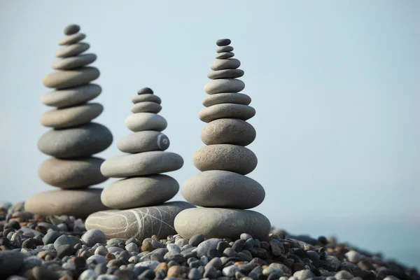 Zen taşlar gökyüzüne karşı — Stok fotoğraf