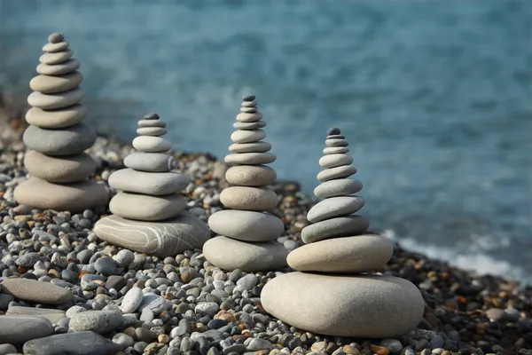 Дзен-камни по морю — стоковое фото