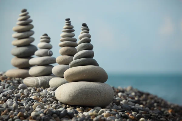 Stone stacks on pebble beach — Stock Photo, Image