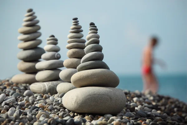 Kamenné komíny na oblázkové pláži — Stock fotografie