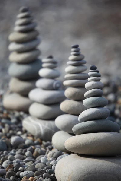 Sten högar på pebble beach — Stockfoto
