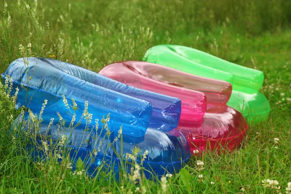 Poltronas infláveis no gramado — Fotografia de Stock