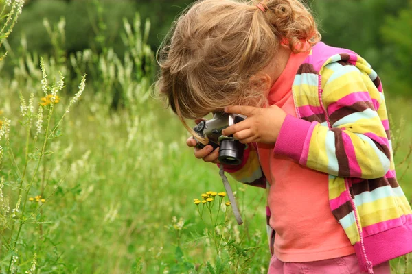 Malá dívka fotografie venkovní — Stock fotografie