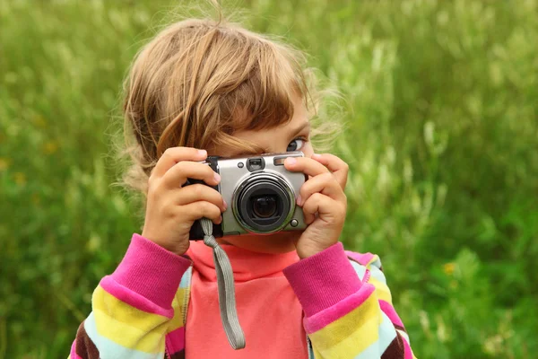 Маленькая девочка фотографии на открытом воздухе — стоковое фото