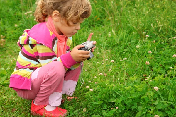 Bambina con macchina fotografica esterna — Foto Stock