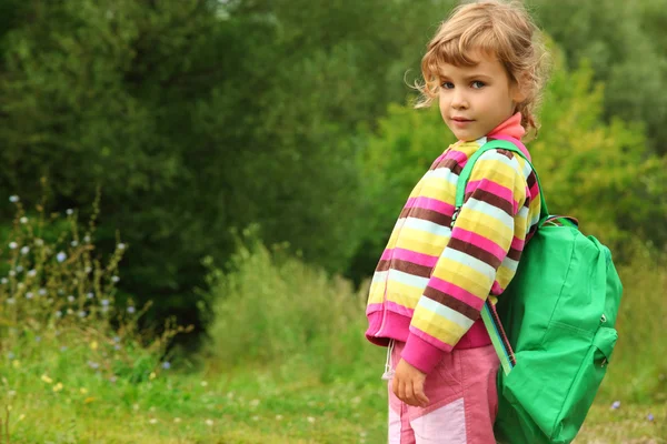 Kleines Mädchen mit Rucksack im Sommer draußen — Stockfoto