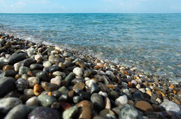 Playa de guijarros y mar —  Fotos de Stock
