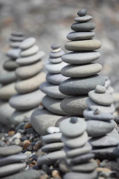 Kamenné komíny na oblázkové pláži — Stock fotografie