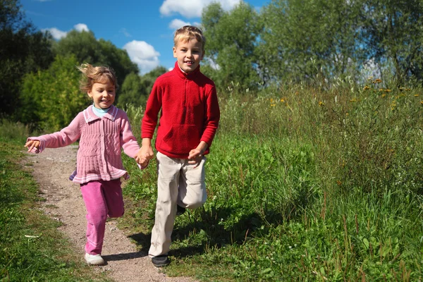 Two children run on path in summer — Stock Photo, Image