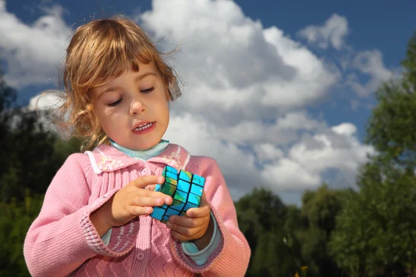 Niña con cubo mágico al aire libre en verano — Foto de Stock