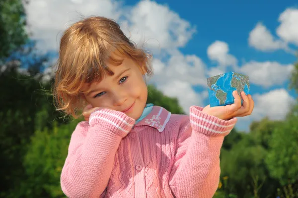 Little girl with Earth cube outdoor in summer — Stock Photo, Image