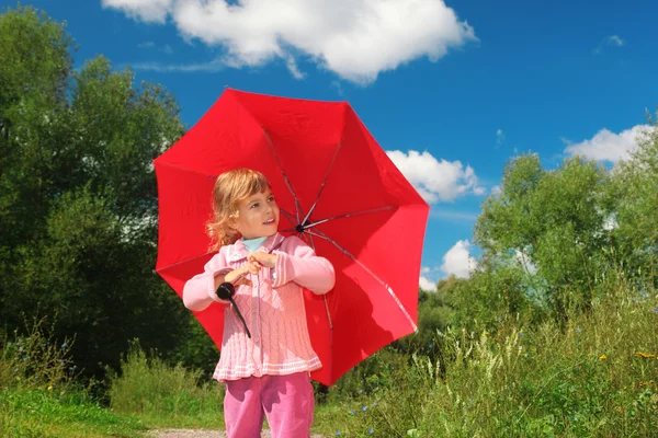 Kırmızı şemsiye yaz aylarında açık olan küçük kız — Stok fotoğraf