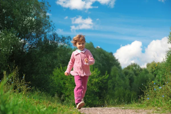 Küçük kız yaz aylarında açık yolda yürür. — Stok fotoğraf