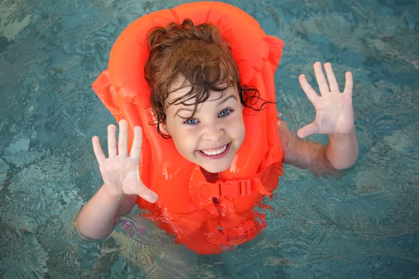 Dziewczynka w nadmuchiwane kamizelki w basenie — Zdjęcie stockowe