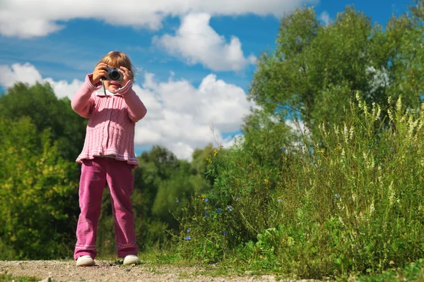 Kleines Mädchen fotografiert Ganzkörper im Freien — Stockfoto