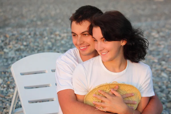 Joven pareja abraza en playa —  Fotos de Stock