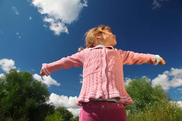 Маленькая девочка с видом на дно летом — стоковое фото