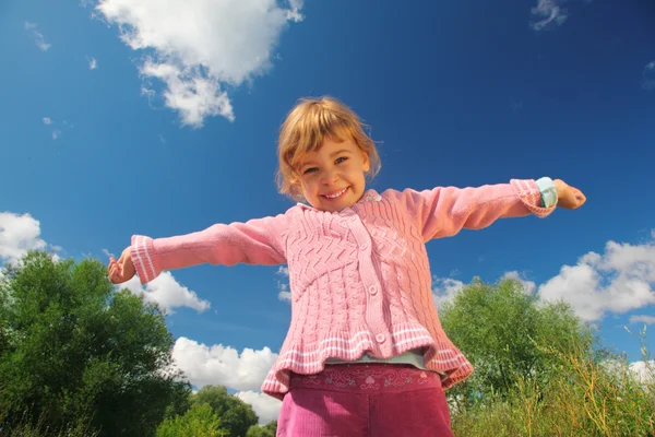 Yaz aylarında açık alt görünümü küçük kız — Stok fotoğraf