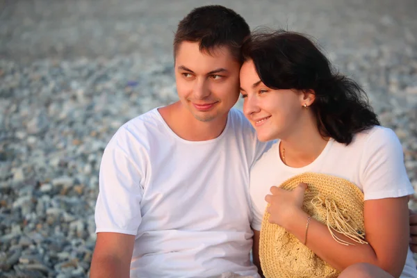 Unga par på stranden — Stockfoto