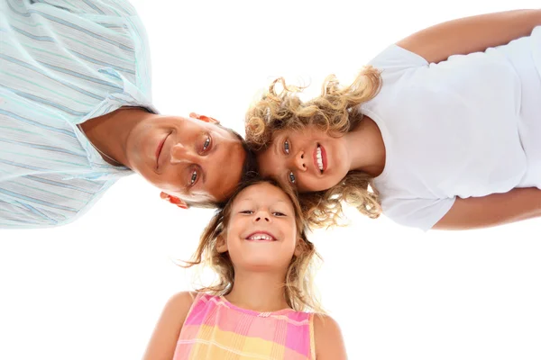 Щаслива сім'я з маленькою дівчинкою ізольована на білому тлі, напередодні — стокове фото