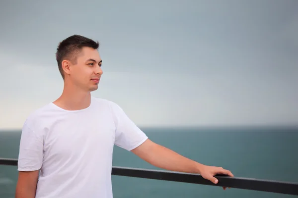 Молодий чоловік на морі перед грозою — стокове фото