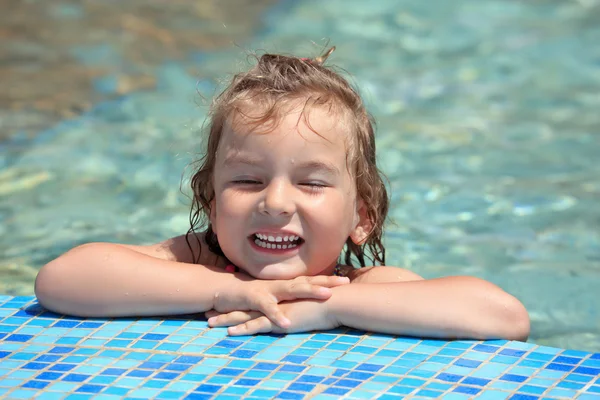 Hezká holčička koupat v bazénu, zavřené oči — Stock fotografie