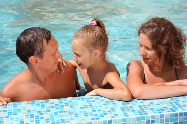 Ευτυχισμένη οικογένεια με μικρό κορίτσι που κολυμπά στην πισίνα — Φωτογραφία Αρχείου