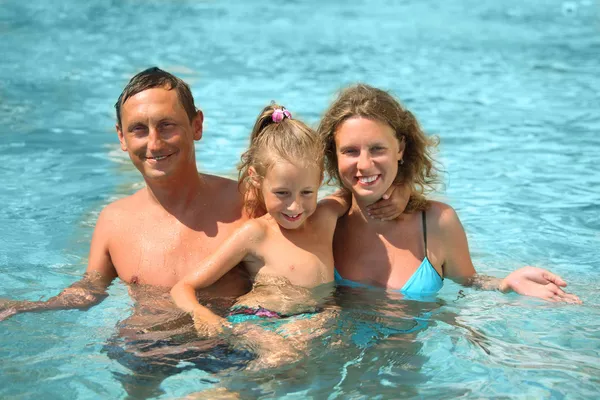 Matka, otec a dítě plavání — Stock fotografie