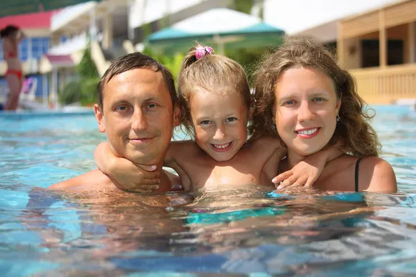 Семья в бассейне — стоковое фото